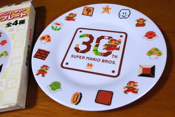 キリンのスーパーマリオ30周年記念のお皿（オモテ）