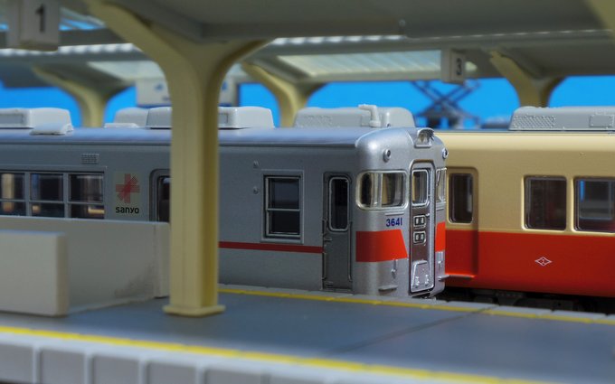 駅に止まる山陽電車