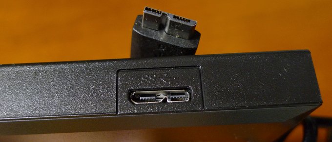 付属USBケーブルのHDD側端子は独自形状