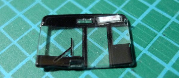 鉄コレ66系、窓パーツのウラからシールをセロテープで貼る