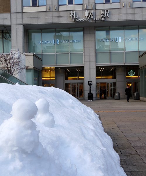 札幌駅前の雪だるま