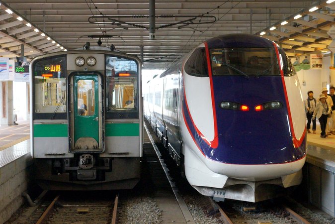 JR新庄駅で並ぶ新幹線と在来線